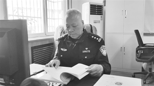 廉学顺如今已经年过半百,却依然奋战在办案抓捕的第一线